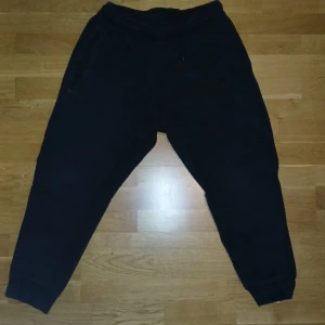 Svarta Nike tech Byxor - Säljer svart nike tech byxor då jag vuxit ur dem.   Pris kan diskuteras 