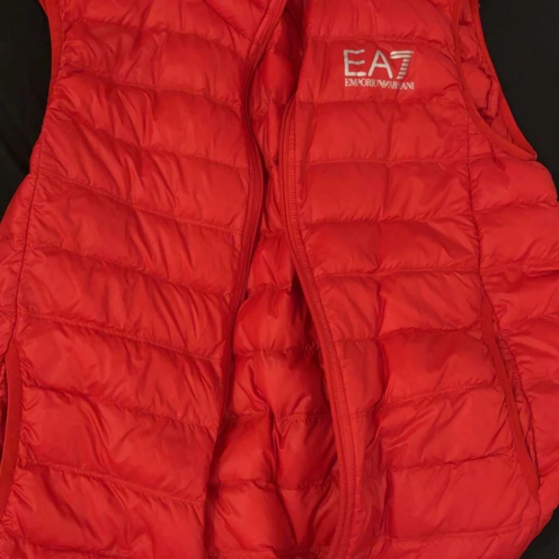 Röd dunväst från Emporio Armani EA7