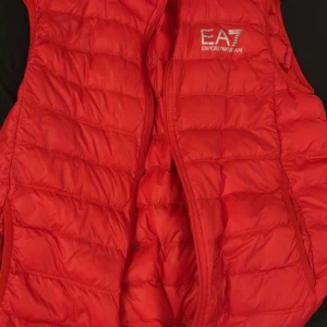 Röd dunväst från Emporio Armani EA7 -  Ea7 väst, nypris 900kr, , storlek S 