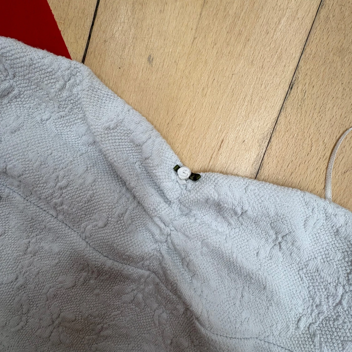 Vit spets tubtopp med liten blomdetalj - 2