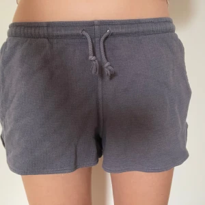 Grå shorts Brandy Melville - Low waist grå shorts från Brandy Melville i mjukt, ribbat material. Storlek one size (xs-s)