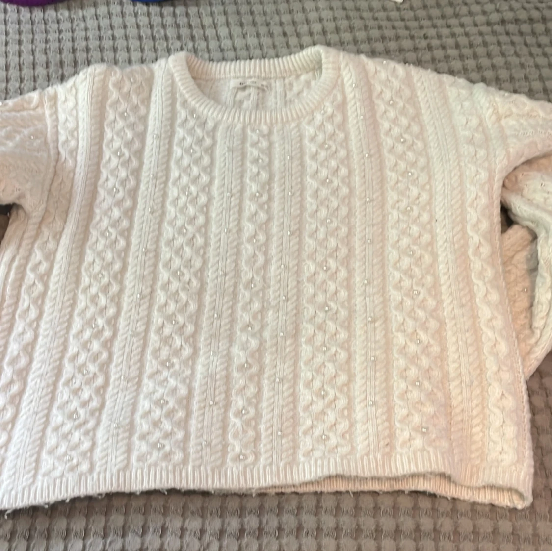 Vit stickad tröja med pärlor - 2