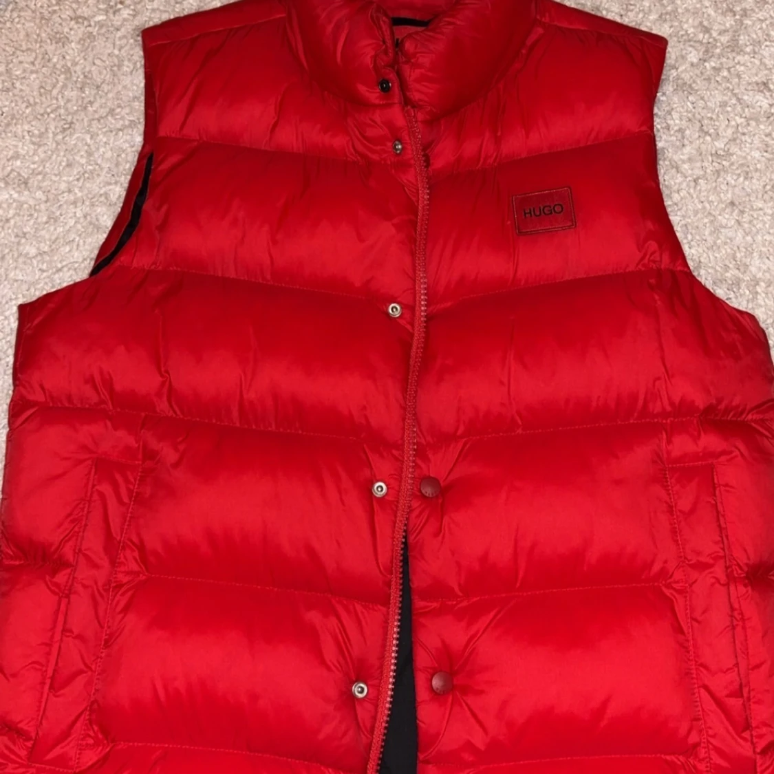 Röd dunväst från Hugo