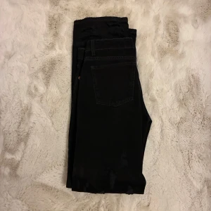Svarta slitna jeansbyxor - Säljer dessa as coola svarta jeans med hål och slitningar i (de ska vara så)! De är från Zara och jag har aldrig använt dem då de är för små för mig. 