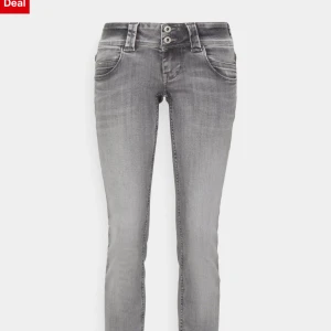 Pepe jeans - Grå pepe jeans som jag har sytt ut där nere. Innerbenslängd - 81cm  Midjemått 37cm