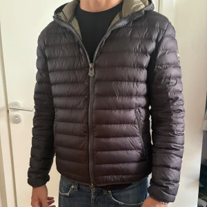 Colmar Jacka - Tjena! Säljer nu denna riktigt feta Colmar Jackan i storlek S. Den är i riktigt dunderskick! Perfekt nu för våren då det är en lite tunnare dunjacka! Pris kan diskuteras vid snabb affär!