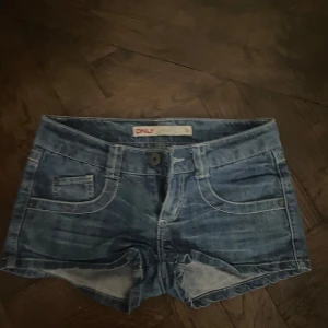 jeansshorts - jättesnygga Lågmidjade vintage shorts från only 💞38cm midjemått