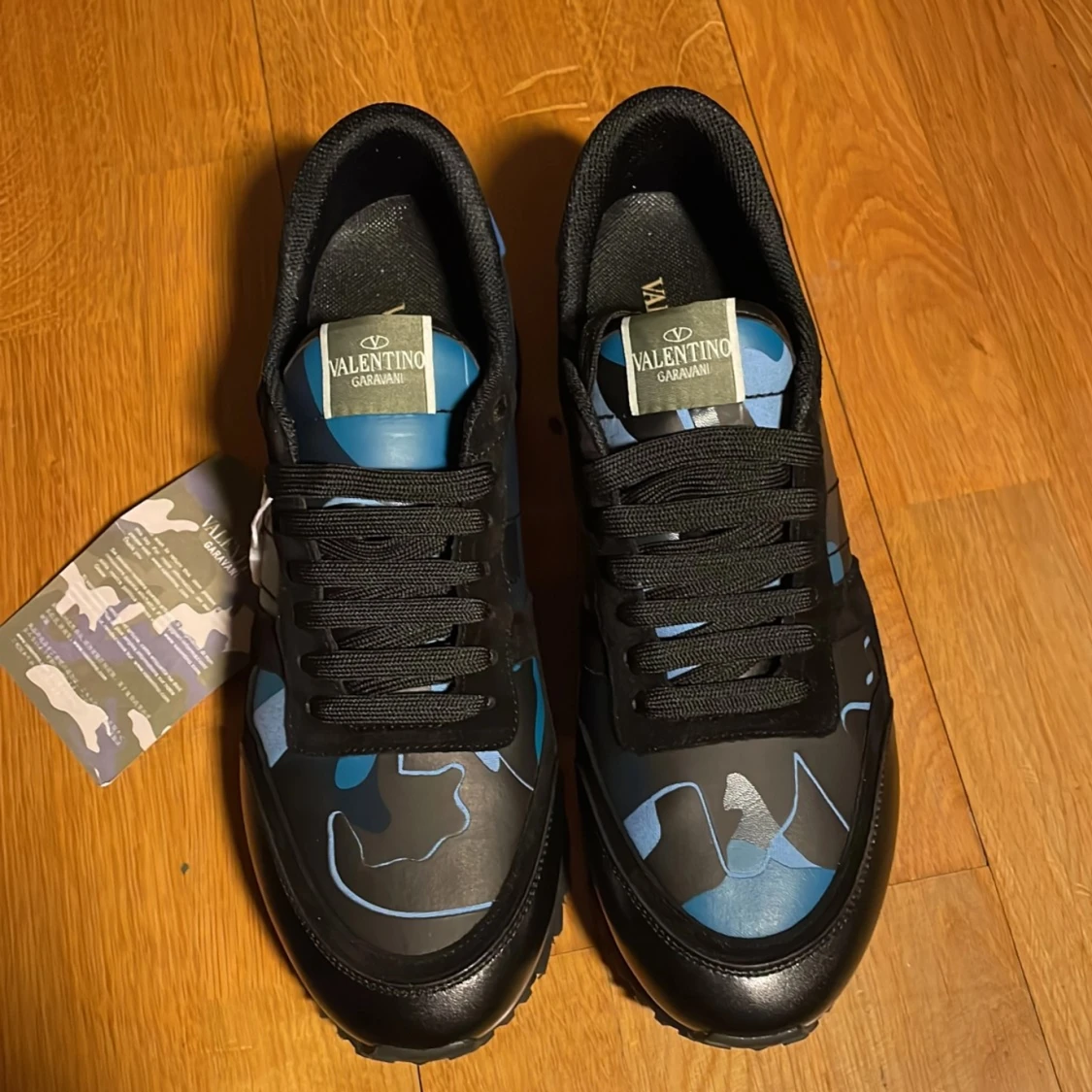 Valentino Garavani Rockrunners med unik blåsvart färg - 93