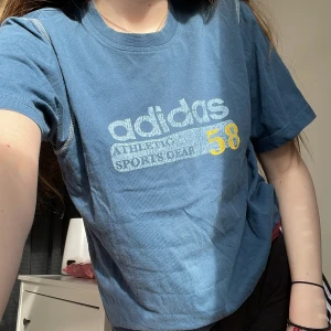 Adidas tröja i retro stil - Adidas t shirt i en retro stil. Har två fläckar vad jag kan se, men annars helt fungerande, därav priset. Står M men är mindre i storleken. Katt i hemmet💕