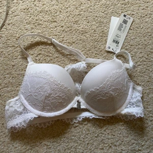 Vit Bh - Så söt vit spets push-up BH från Lindex, jättefin i ryggen🤩 Endast testad och helt ny med lappen kvar, strl 75A💕liten sminkfläck på insidan men går lätt bort om man tvättar den☺️
