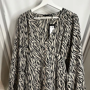 Adorre liknade  - Säljer nu min lager 157 klänning i stolen xs då den inte passar mig. Den är helt slutsåld på hemsidan, den är helt ny med prislapp på, tänkte sälja för 350 men pris gör och diskutera🩷💞