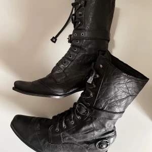 Svarta läderstövlar med snörning och spänne - Snygga svarta stövlar med snörning och spänne