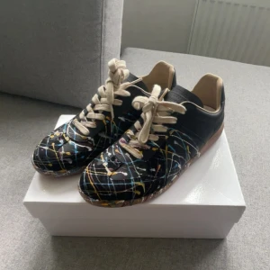 Maison Margiela - Asfeta Maison Margielas i storlek 42. Nytt skick och säljer för att de var för små (osäker på äkthet pga köpta på Plick) pris kan diskuteras