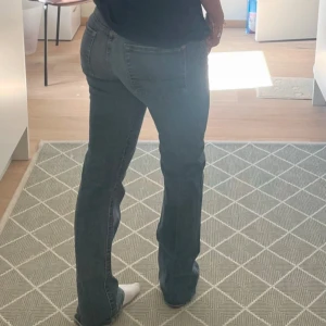 Lågmidjade jeans  - Lågmidjade bootcut jeans från 7 for all mankind💞storlek 26/32 Midjemått: 39cm rakt över  Innerbenslängd: 76cm
