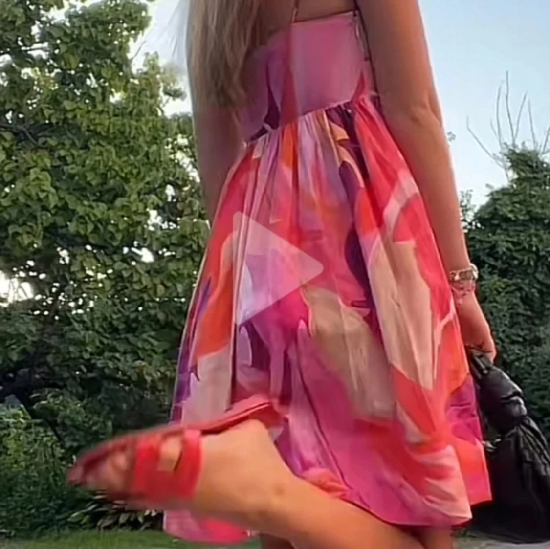 Färgglad kortklänning med abstrakt mönster - 1