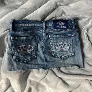  Victoria Beckham vintage kort lowwaist kjol - Säljer min Victoria Beckham vintage lowwaist kjol. Den går inte att få tag på någonstans då den är från 2000-tal. Superfint skick. Till och med diamanterna är kvar. Säljer ändast då jag är i behov av pengar❤️Jag har S och den sitter perfekt