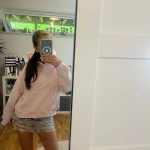 Grå jeansshorts från Stradivarius - Säljer ett par jättesnygga grå jeansshorts från Stradivarius. Shortsen är i fint skick knappt använda. I storlek 32. 