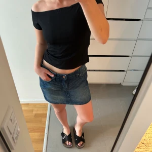 Jeanskjol från H&M - Så fin mörkblå jeanskjol från H&M. Köpt från äldre kollektion men aldrig använd 💖 är det 160 cm lång och har midjemått ca 65cm 💖