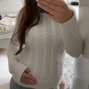 Vit stickad tröja från Navy Story - Säljer en vit stickad tröja från Navy Story med klassiskt flätmönster. Tröjan har rund halsringning och långa ärmar, perfekt till hösten!! Snygg och enkel att matcha till olika outfits. Aldrig använd. Är storlek M men sitter som en S ❣️