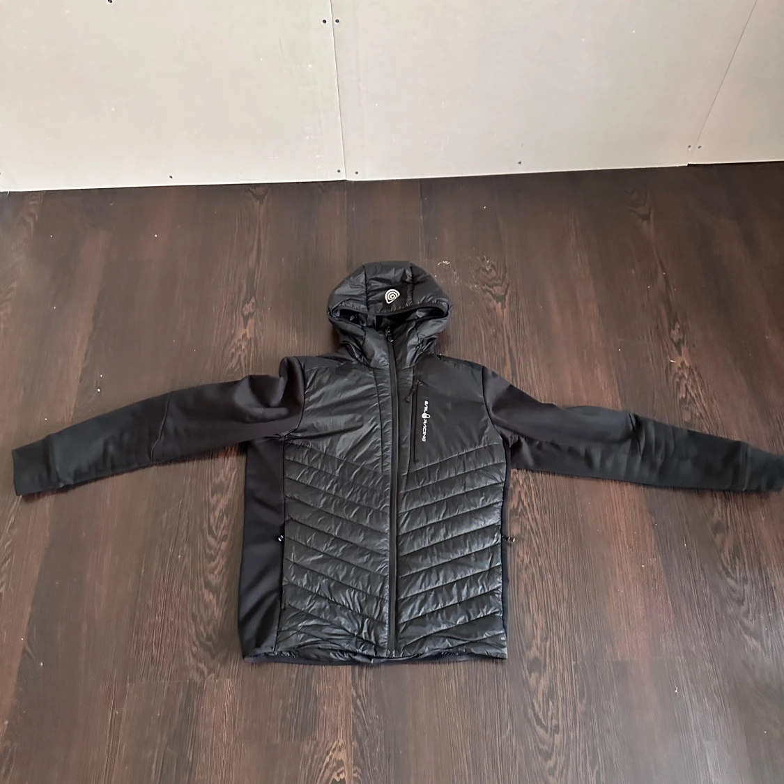 Svart hybridjacka från Sail Racing