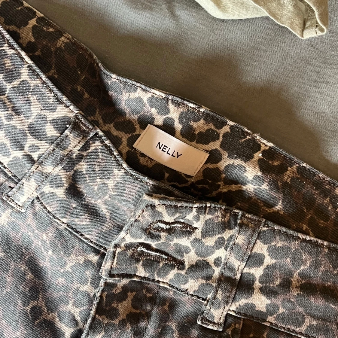 Grå leopardmönstrade bootcut jeans - 4