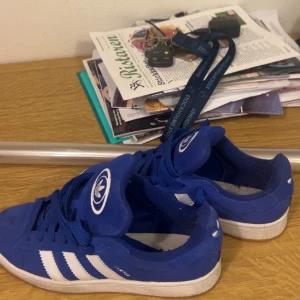 Blå Adidas Campus sneakers mocka - blå Adidas Campus sneakers Använda typ 5 ggr dom är i ett otroligt bra skick nypris 1045 