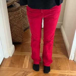 Röda manchesterbyxor straight fit - Snygga röda manchesterbyxor med klassisk femficksmodell och raka ben. Byxorna har normal passform och midja, perfekt för dig som vill sticka ut med färg. Mjukt manchestertyg som känns skönt mot huden.