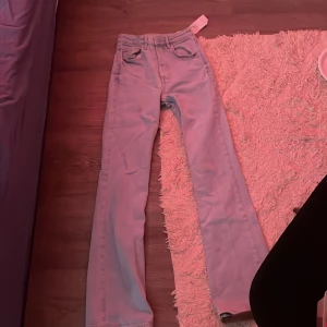 Ljusblå raka jeans från Levi's - Säljer ett par ljusblå jeans från Levi's med klassisk femficksdesign och raka ben. Jeansen har hög midja och är tillverkade i ett mjukt denimtyg. Perfekta för dig som gillar en clean och tidlös look.