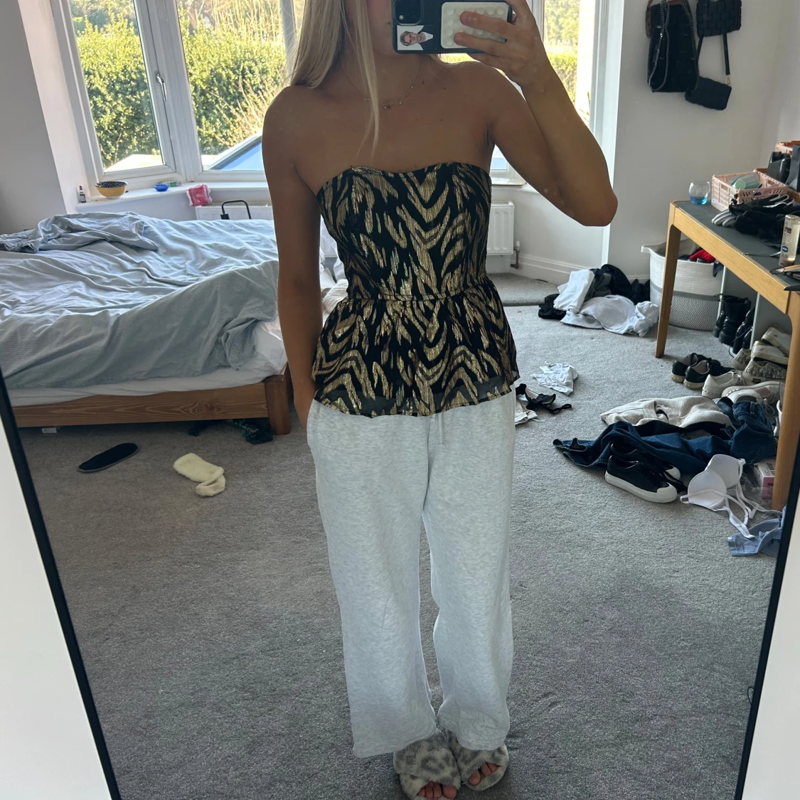 Glittrig axelbandslöd tubtopp i guld - 4