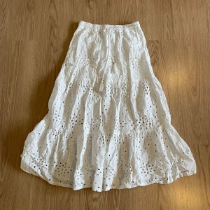 Lång kjol - Sommarkjol med blommönster. Någon liten skavank nere vid fötterna men inget som syns, behövde leta ett tag för att hitta den :)
