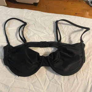 Svart bikiniöverdel med justerbara axelband - Säljer en bikiniöverdel som aldrig används! Den är i nyskick men har ingen prislapp kvar. Storlek xs! Köpt för 229 på Gina Tricot. (Banden är reglerbara, se bild 3)💗