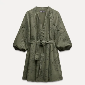 Olivgrön broderad klänning från Zara - Supersnygg olivgrön kortklänning från Zara!! 🌺🌺 Klänning köptes i jul och har hunnit köpa andra sommarkläder jag gillar mer, klänning är därför aldrig använd 💗😌 