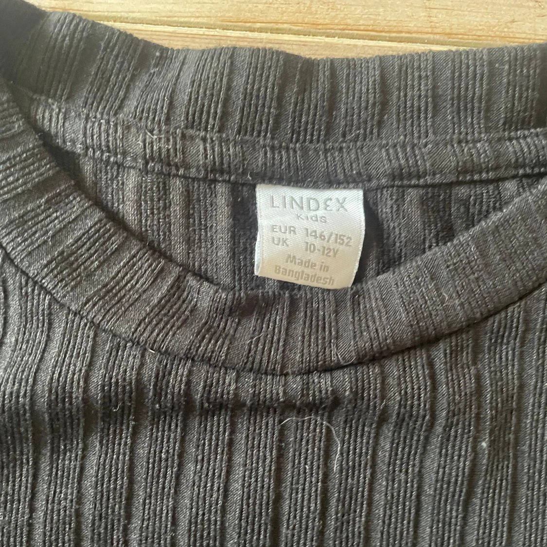 Svart ribbad topp från Lindex - 1