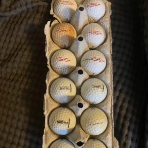 Titleist golfbollar 12st - Titleist golfbollar i modellerna tour soft och tru feel. Blandat skick. 