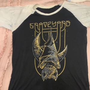 Batmoon rising Ragland t-shirt  - En t-shirt jag har thriftat som har lite fläckar men är annars i bra skick! Batmoon Rising Ragland