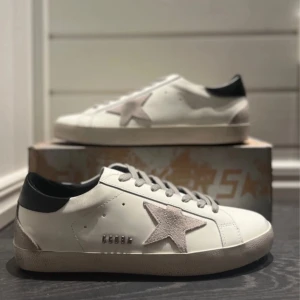 Golden goose sneakers - Helt nya golden goose sneakers i storlek 42, skriv vid frågor och funderingar! Box och dustbag medföljer! Mvh Elliot 😊