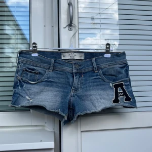 Lågmidjade Jeansshorts - Snygga lågmidjade jeansshorts i bra skick, de är lite stretchiga och 40cm rakt över midjan, 17cm grenhöjd och 21,5cm långa mätt på sidan😇💓