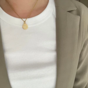 Halsband från Marc Jacobs - Marc Jacobs ”The medaljong” halsband Inköpt på NK i Stockholm. Oanvänd men lite repig på berlocken se bild. Syns inte på håll