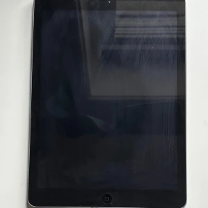 iPad Air 2016 - Säljer min iPad Air från 2016 då den inte längre kommer till användning. Den är nollställd och redo för ny användare. iPaden kör iOS 12.5, vilket innebär att den fungerar bäst för enklare användning – perfekt för yngre barn eller någon som vill ha en surfplatta för t.ex. YouTube, spel eller surf.  Skärmen och batteriet fungerar bra. Endast några få defekter på sidan och repningar men påverkar ej användadet. 