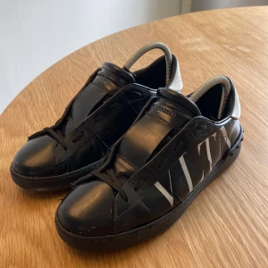 Valentino skor - Svarta Valentinos i okej skick, väl använda men har mycket kvar att ge🙌🏼| Storlek: 41 passar 42 | Og: Dustbags, kort och ett extra snöre👊🏼| Vid frågor eller pris diskussion är det bara att skriva ✍🏼 | Frakt inom 48h📦 