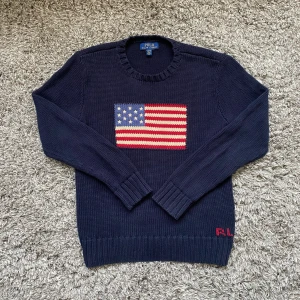 Ralph lauren stickad usa tröja ( NY ) - Säljer denna rikigt feta RL flag sweater!⭐️Storlek L barn men passar S!🤝 Skick : Provad 1 gång!🙌 Hör gärna av er om ni har funderingar!👍