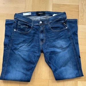 Replay Anbass Jeans - Snygga mörkblå jeans från Replay i modellen Anbass. Dessa är helt nya och aldrig använda. Hör av dig vid eventuella frågor eller funderingar! 
