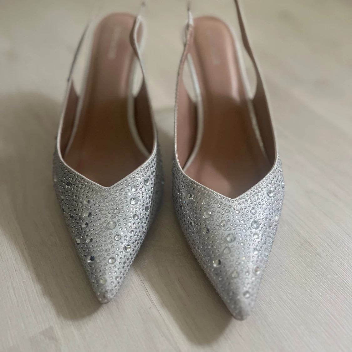 Silverfärgade pumps 