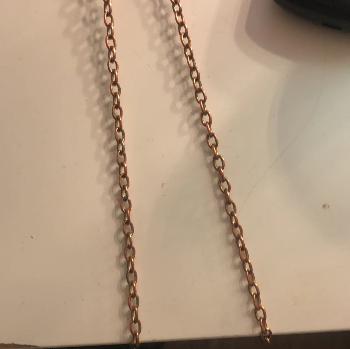 Svart quiltad axelväska med guldkedja - 2