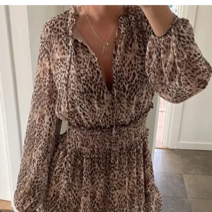 Zaras leopardmönstrad kortklänning med volang - Säljer en snygg kortklänning med leopardmönster och volangdetaljer. Klänningen är från Zara❤️