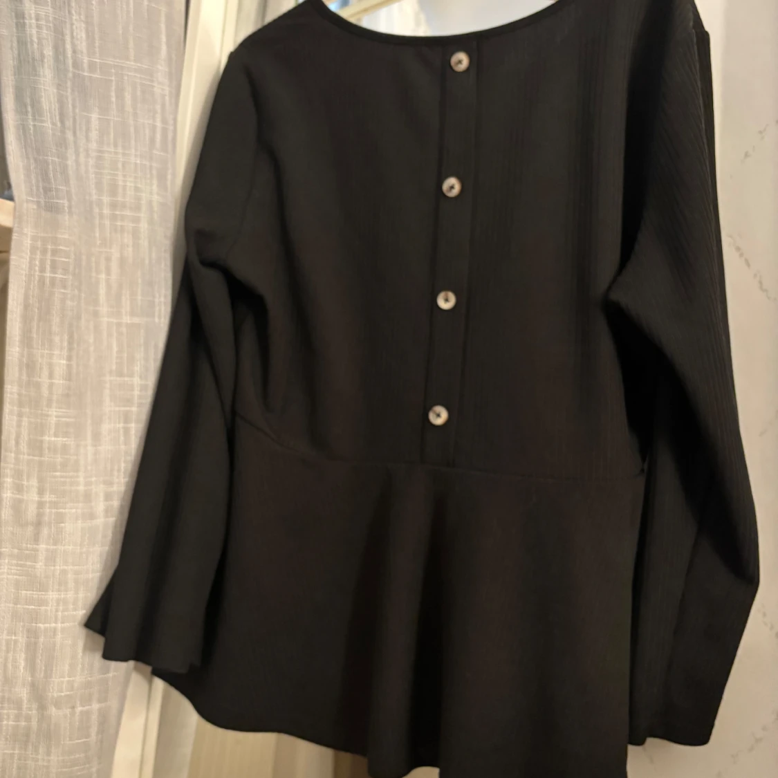 Svart långärmad topp med v-ringning och knappar - 2
