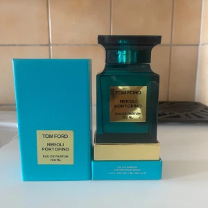 Tom Ford Neroli Portofino Eau de Parfum 100 ml - Lyxig parfym från Tom Ford i doften Neroli Portofino. Flaskan är turkosblå med guldiga detaljer och rymmer 100 ml. Kommer i en elegant turkos ask med guldfärgad etikett. Perfekt för dig som gillar fräscha och exklusiva dofter.