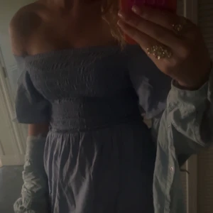 Fin ljusblå klänning från H&M 🩵 - Jätte fin, inte super använd kommer passa dig perfekt 😍 Tar bara emot Swish 💞