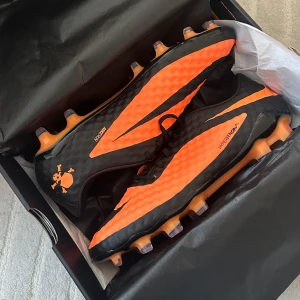 Nike Hypervenom  - Säljer ett par Nike Hypervenom fotbollsskor i orange och svart.  Helt oanvända