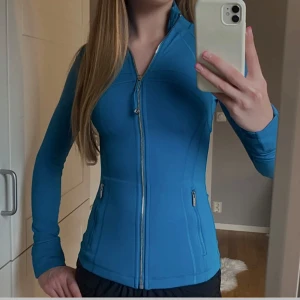 Lululemon define jacket (INTRESSEKOLL) !!! - gulligaste färgen, den är helt ny (testad), och slutsåld på alla hemsidor 💘 buda på om ni vill köpa!!!! FÄRG: ”HAWAIIAN BLUE”.😇😇😘💖💕💞